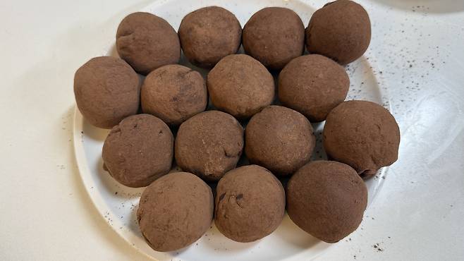 A group of Dubai chewy chocolates, their dents and flaws covered with a dusting of chocolate powder [WOO JI-WON]