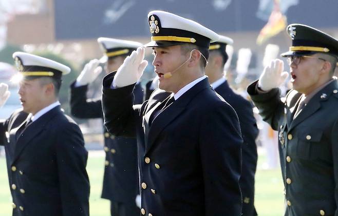Lt. Lee Jee-ho, the son of Samsung Electronics Executive Chairman Lee Jae-yong and a junior lieutenant in the Navy, center, salutes during a ceremony at the Naval Academy in Changwon on Nov. 28, 2025. [YONHAP]