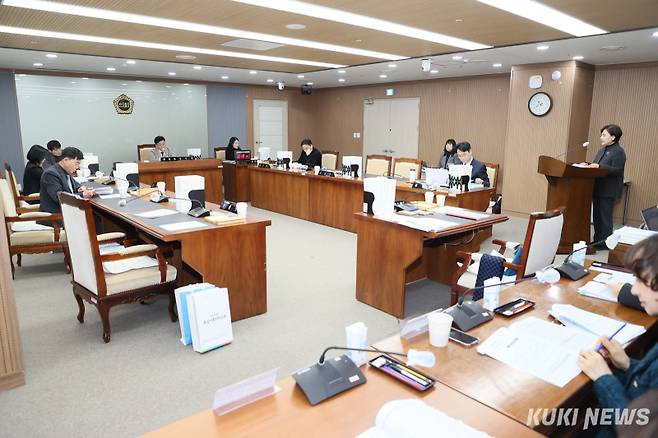 충남도의회 보건복지환경위원회는 23일 제363회 임시회 3차 회의를 열고 충남사회서비스원과 4개 의료원(천안‧공주‧서산‧홍성) 소관의 2026년 첫 주요업무계획을 보고 받았다.&nbsp;