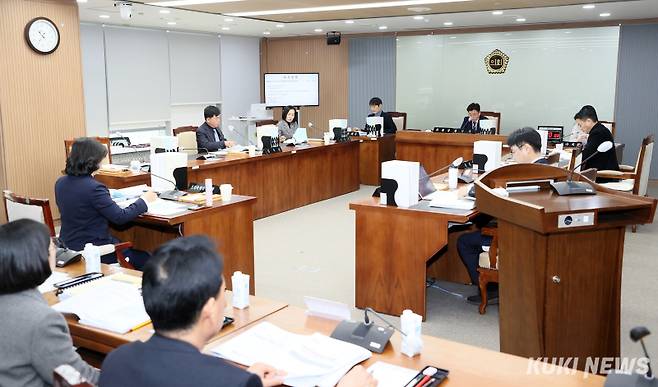 충남도의회 보건복지환경위원회는 22일 제363회 임시회 2차 회의를 열고 환경산림국, 산림자원연구소, 보건환경연구원 소관 2026년 주요업무계획을 청취했다.