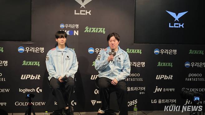 (왼쪽부터) ‘윌러’ 김정현과 조재읍 DRX 감독 23일 서울 종로구 치지직 롤파크 LCK 아레나에서 열린 ‘2026 LCK컵’ 그룹 배틀 농심 레드포스와의 경기가 끝난 뒤 기자회견을 하고 있다. 송한석 기자