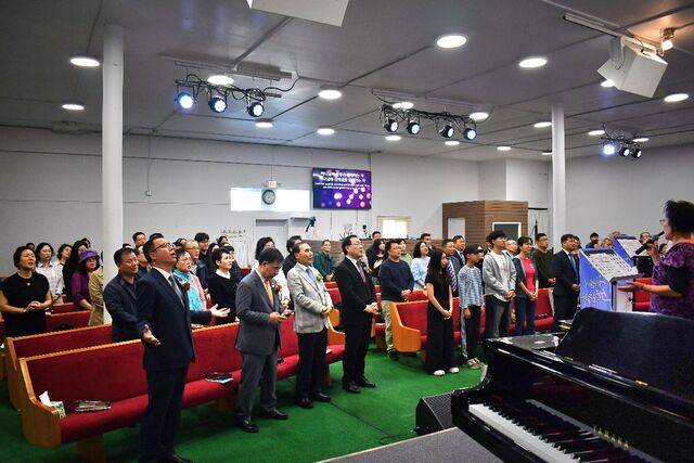 은혜와평강순복음교회 성도들이 지난해 미국 알래스카의 교회에서 열린 20주년 감사예배에서 찬송가를 부르고 있다.