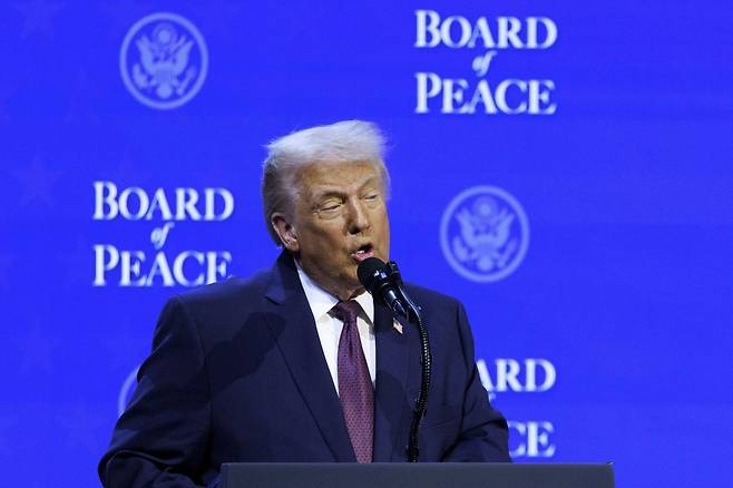 도널드 트럼프 미국 대통령이 22일(현지시간) 스위스 다보스 세계경제포럼(WEF·다보스포럼) 행사장에서 열린 평화위원회에서 연설하고 있다. UPI연합뉴스