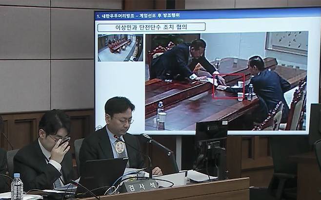 대통령실 CCTV에 담긴 한덕수 전 국무총리의 모습. 서울중앙지법 중계 화면 캡쳐