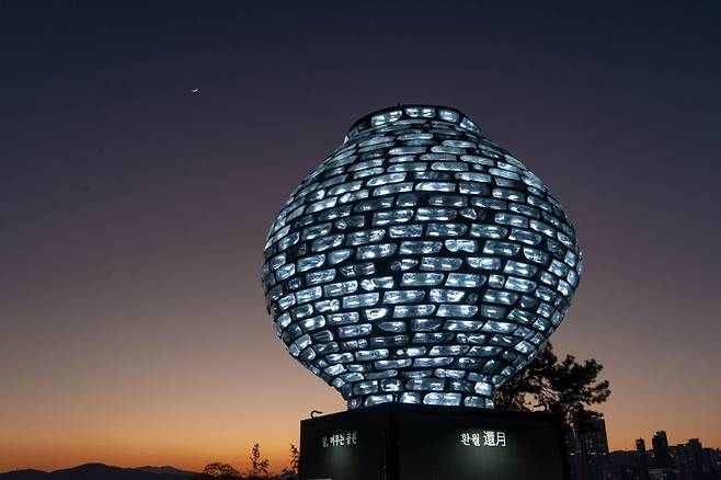 폐헤드라이트로 제작한 한원석 작가의 ‘환월’이 해운대 달맞이언덕에 설치돼 시민들을 기다리고 있다. 한원석 작가 제공