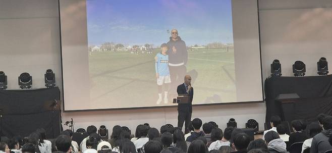 김민규 그리스도의몸된교회 목사가 지난 20일부터 경주 교원드림센터에서 열린 예장고신 부산중부노회가 주최한 청소년 연합수련회에서 말씀을 전하고 있다. 김 목사는 “하나님의 은혜 안에서 진정한 회복을 경험해야 한다”고 말했다.