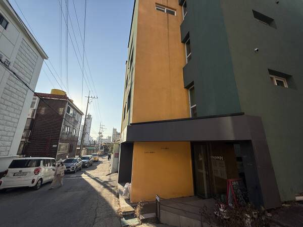 22일 인천 미추홀구 주안동의 ‘돋움집’ 앞을 시민이 걸어가고 있다. 김지혜기자