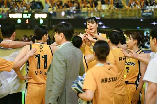 27점 차로 승리한 여자농구 청주 KB. 사진[연합뉴스]