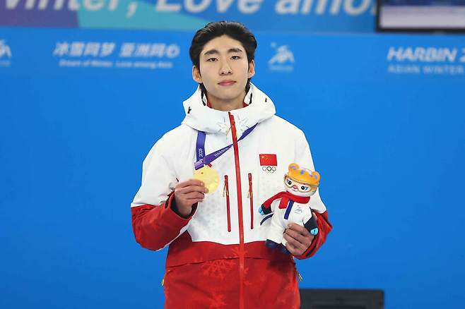 8일 중국 하얼빈 헤이룽장 빙상훈련센터 다목적홀에서 열린 하얼빈 동계아시안게임  쇼트트랙 남자 500m 시상식에서 금메달을 차지한 중국 린샤오쥔(한국명 임효준)이 메달과 마스코트 인형을 들어보이고 있다. 2025.2.8 / 사진=매일경제 DB