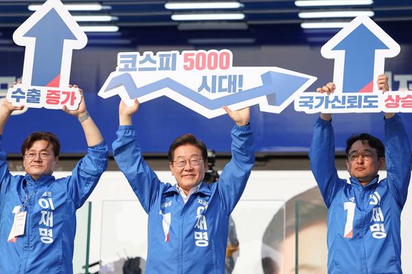 ▲ 지난해 5월29일 이재명 더불어민주당 대선후보가 서울 서초구 고속버스터미널 앞에서 열린 서초구·강남구 유세에서 '코스피 5000 시대'를 들어 보이며 경제회복 퍼포먼스를 하고 있다. ⓒ연합뉴스