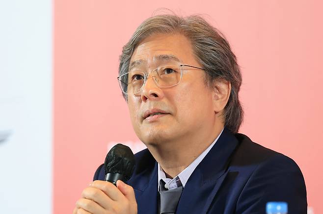 박찬욱 감독이 지난해 9월 17일 부산 해운대구 영화의전당 중극장에서 열린 제30회 부산국제영화제(BIFF) 개막작 ‘어쩔수가없다’ 기자간담회에 참석해 인사말을 하고 있다. [뉴스1]
