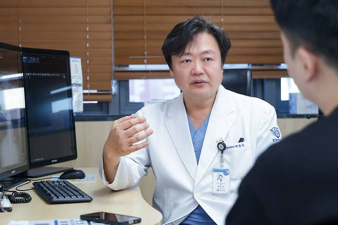 백종우 경희대병원 정신건강의학과 교수가 매경AX와 인터뷰 중 ‘외상후스트레스장애(PTSD)’에 대해 설명하고 있다. [경희의료원 제공]