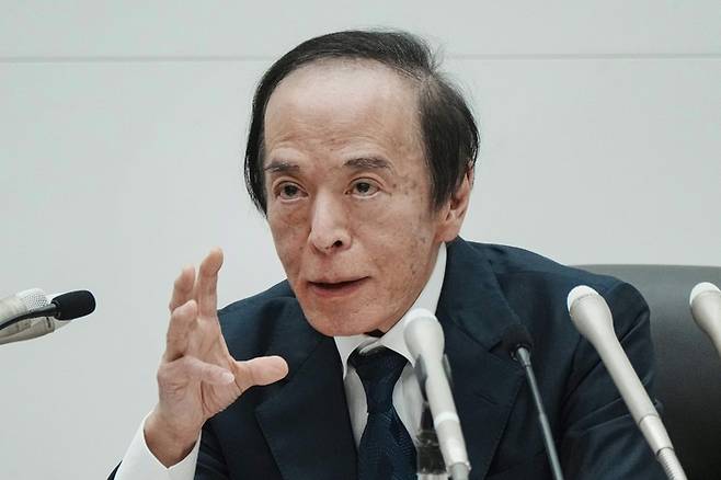 23일 열린 일본은행 금융정책결정회의에서 기준금리를 동결한 우에다 가즈오 일본은행 총재가 일본은행 본점서 열린 기자회견에서 기자들의 질문에 답하고 있다. [AFP 연합뉴스]