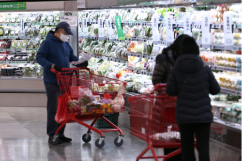 20일 서울 시내의 한 대형마트에서 시민들이 장을 보고 있다. (사진=뉴스1)
