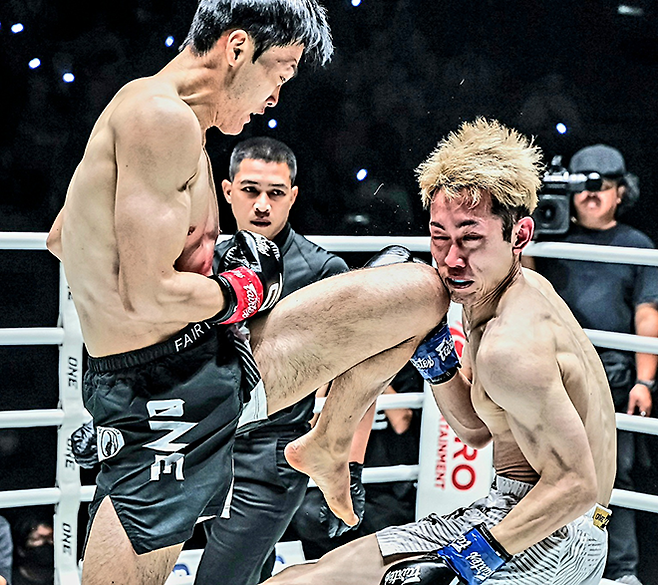 제2대 맥스FC 65㎏ 챔피언 조경재가 2026년 1월 태국 방콕 룸삐니 경기장 ONE Friday Fights 138 킥복싱 밴텀급 1라운드 쇼타를 공격하고 있다. 쇼타는 입식타격기 빅리그 일본 Rise 4승 2패다. 사진=Group One Holdings Pte. Ltd.