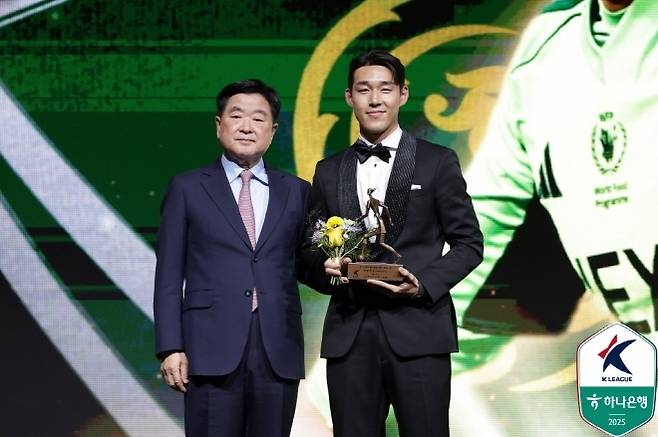권오갑 한국프로축구연맹 총재(사진 왼쪽)과 송민규. 한국 축구계는 ‘선수 개인의 문제는 개인이 풀어야 한다’고 굳게 믿는 것일까. 사진=한국프로축구연맹