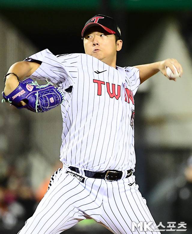 2025년 10월 27일 오후 잠실구장에서 ‘2025 신한 SOL Bank KBO 포스트시즌’ 한화 이글스와 LG 트윈스의 한국시리즈(7전 4선승제) 2차전이 열렸다. 6회초에 등판한 LG 송승기가 역투하고 있다. 사진=김영구 기자