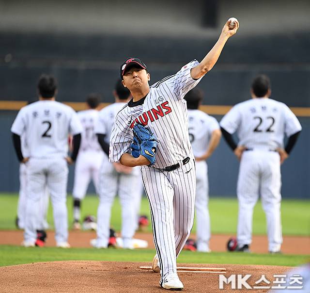 2025년 5월 14일 서울 잠실야구장에서 ‘2025 프로야구’ 키움 히어로즈와 LG 트윈스의 경기가 열렸다. LG 선발 송승기가 역투하고 있다. 사진=천정환 기자