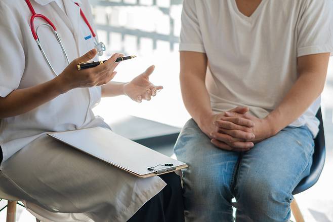 어깨 통증으로 병원을 찾았다가 오진으로 '에이즈(HIV) 양성' 받은 남성의 사연이 화제다. 이 남성은 병원에 오진으로 인한 검사비 환불을 요구했으나 받아들여지지 않았다고 주장했다. 사진과 기사내용은 관련이 없음./사진=게티이미지뱅크.
