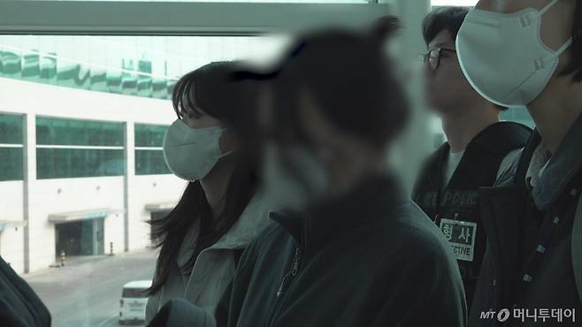 [서울=뉴시스] 캄보디아에서 연애를 빙자한 사기 일명 '로맨스스캠'으로 120억원을 가로챈 한국인 총책 부부가 23일 국내로 강제 송환되고 있다.  초국가범죄 특별대응 TF는 캄보디아를 거점으로 우리 국민 869명에게 약 486억원을 편취한 한국 국적 피의자 73명을 강제 송환했다. (사진=법무부 제공 영상 캡처) 2026.01.23. photo@newsis.com *재판매 및 DB 금지 /사진=류현주