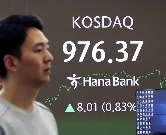 사진은 지난 20일 서울 중구 하나은행 딜링룸 전광판에 코스닥 지수가 표시된 모습. /사진=뉴시스