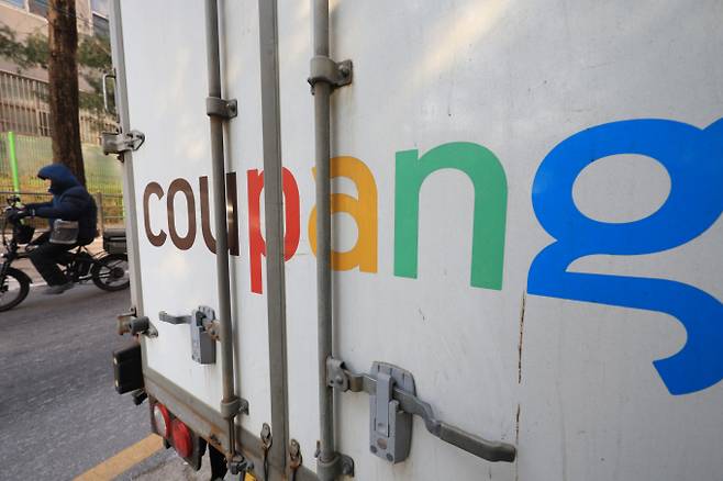 쿠팡의 미국 투자사인 그린옥스와 알티미터가 국제투자분쟁(ISDS) 중재의향서를 제출하고 미국 무역대표부에 청원을 넣으며 한국 정부가 쿠팡에만 가혹한 잣대를 들이대고 있다고 주장했다. 사안의 성격 등 구체적인 내용이 달라 동일선상에서의 비교는 무리라는 지적이 나온다. 사진은 23일 서울시내에 주차된 쿠팡배송 차량. /사진=뉴스1