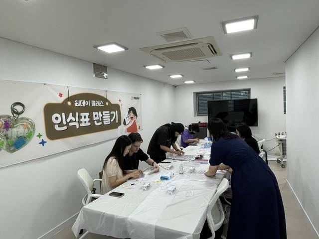 ‘구로댕냥이네 서울시립동물복지지원센터’에서 진행된 반려동물 인식표 만들기 원데이 클래스 참가자들이 체험 활동에 집중하고 있다. 구로구청 제공