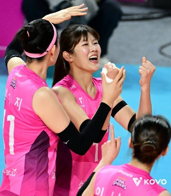 V리그 여자부 흥국생명 아웃사이드 히터 김다은이 23일 인천삼산월드체육관에서 열린 GS칼텍스와 홈 경기에서 득점 후 기뻐하고 있다. KOVO 제공