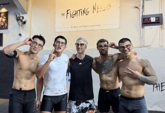 파이팅 너즈를 상징하는 안경을 쓰고 단체 사진 촬영에 임한 김상욱(맨 왼쪽)./김상욱 SNS