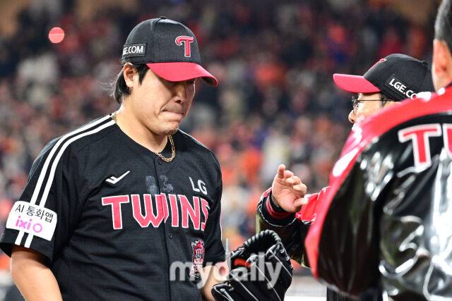 31일 오후 대전 한화생명 볼파크에서 진행된 '2025 신한 SOL Bank KBO 한국시리즈 5차전' LG트윈스-한화 이글스와의 경기.LG 김진성이 8회말 구원 등판해 무실점으로 이닝을 끝내고 있다./마이데일리
