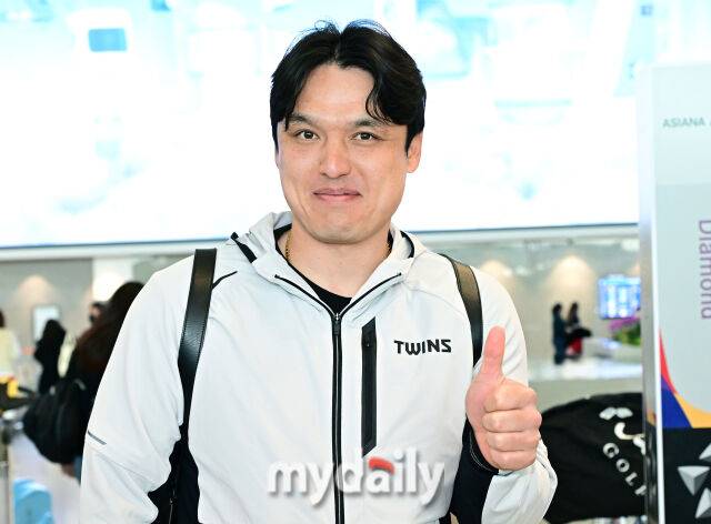 LG 트윈스 박동원이 22일 인천국제공항을 통해 2026시즌 1차 스프링 캠프 참석 차 미국 애리조나로 출국했다./인천공항=한혁승 기자