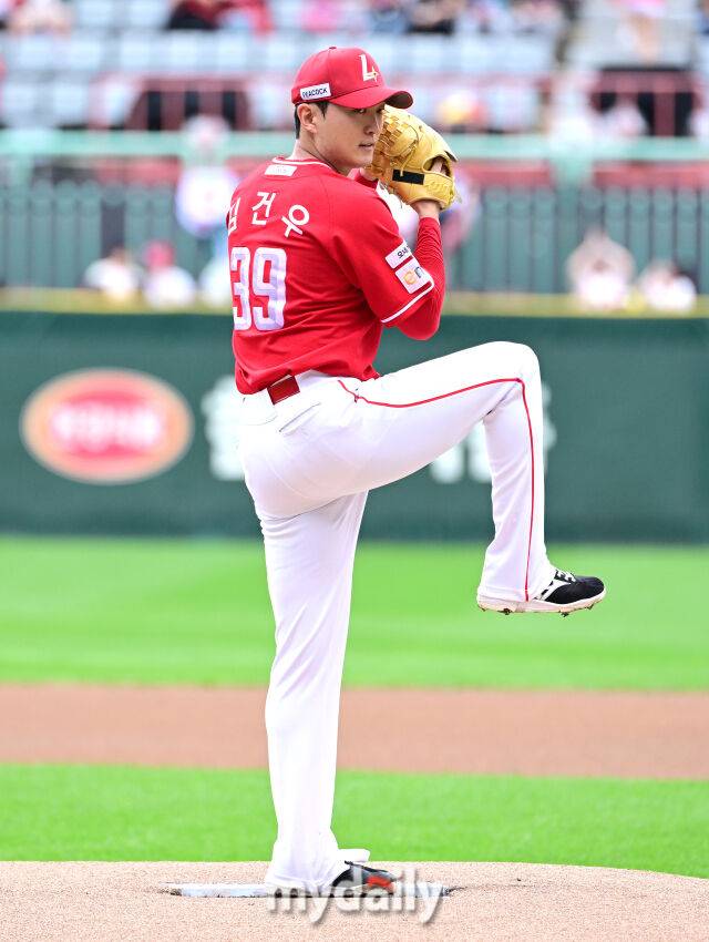 2025년 10월 11일 오후 인천 SSG랜더스필드에서 '2025 신한 SOL Bank KBO 포스트시즌' 삼성 라이온즈와 SSG 랜더스의 준플레이오프 2차전이 열렸다. SSG 선발투수 김건우가 역투하고 있다./마이데일리