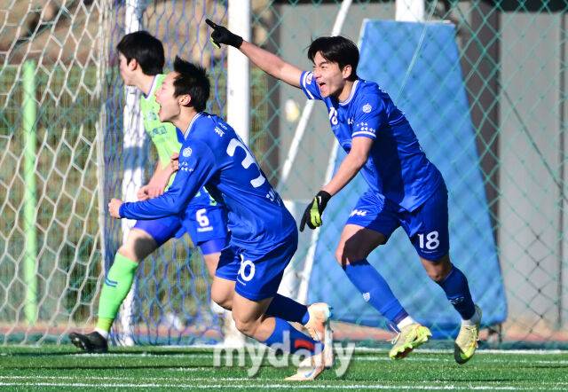 2026년 1월 22일 오후 경상북도 김천대학교 대운동장에서 스포츠 중심도시 김천 '제22회 1.2학년 대학축구대회' 결승, 중앙대학교와 상지대학교의 경기가 열렸다.중앙대학교 김수민이 후반전 역전골을 넣은 뒤 기뻐하고 있다.