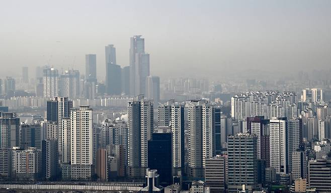 서울 용산구 남산 전망대에서 마포구와 영등포구 일대 아파트와 빌딩들이 보이고 있다. [헤럴드DB]