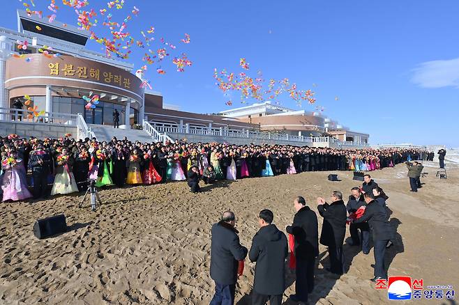 북한 조선중앙통신은 염분진해안공원지구 준공식이 지난 21일에 진행됐다고 23일 보도했다. [연합]