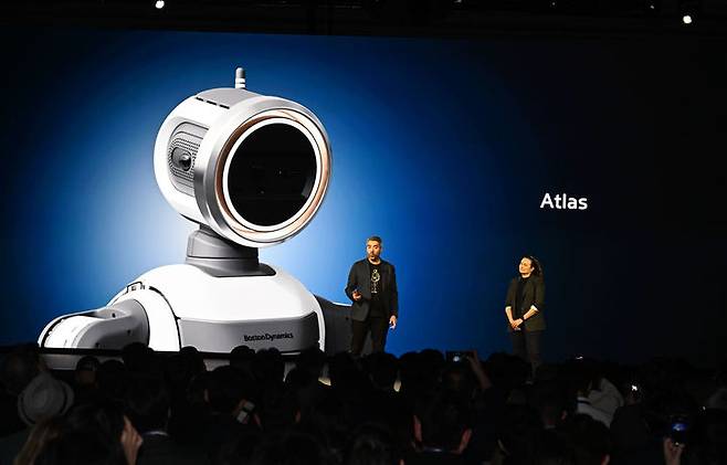 [서울=뉴시스] 5일(현지 시간) 미국 라스베이거스 만달레이 베이 컨벤션 센터에서 열린 CES 2026 현대차그룹 미디어데이에서 보스턴다이나믹스 알베르토 로드리게즈 아틀라스 행동 정책 담당, 구글 딥마인드 캐롤리나 파라다 로보틱스 총괄이 발표하고 있다. (사진=현대차그룹 제공) 2026.01.06. photo@newsis.com *재판매 및 DB 금지