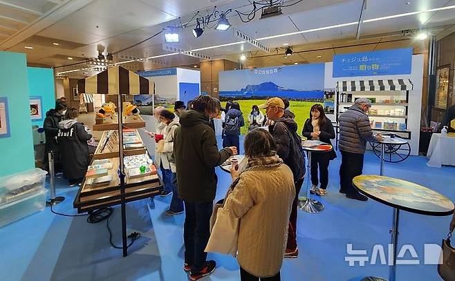[제주=뉴시스] 제주도와 제주관광공사가 후쿠오카 중심가인 텐진 라이온광장에서 제주의 사계절을 오감으로 경험할 수 있는 체험형 팝업 카페인 'The Jeju Four Seasons - 제주의 선물 in Fukuoka'를 운영하는 모습. (사진=제주관광공사 제공) 2026.01.23. photo@newsis.com  *재판매 및 DB 금지