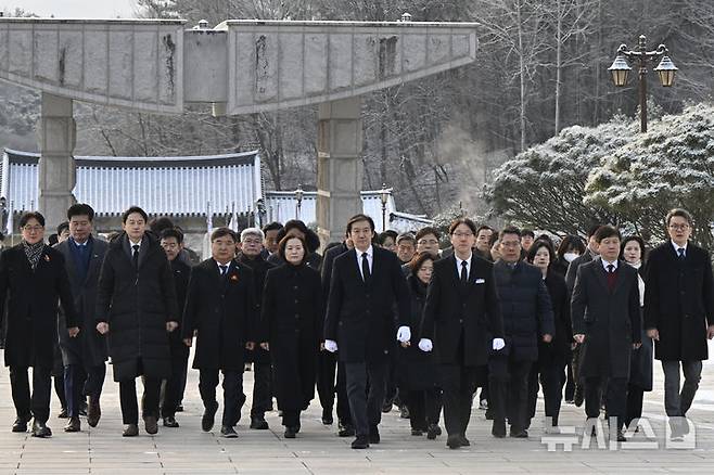 [광주=뉴시스] 박기웅 기자 = 조국 조국혁신당 대표가 23일 오전 광주 북구 운정동 국립5·18민주묘지를 찾아 참배를 하기 위해 추모탑으로 이동하고 있다. 참배를 마친 조 대표는 이날 방명록에 '오직 국민만 바라보고, 국민 뜻만 따르겠습니다'라고 적었다. 2026.01.23. pboxer@newsis.com