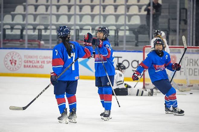 [서울=뉴시스] 한국 여자 18세 이하(U-18) 아이스하키 대표팀. (사진=대한아이스하키협회 제공) *재판매 및 DB 금지
