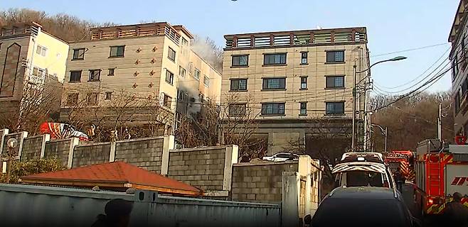 23일 오후 12시 26분쯤 경북 김천시 신음동의 5층짜리 원룸 2층에서 불이 났다. 경북소방본부 제공
