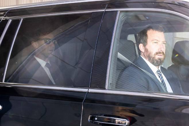 지난해 4월 미국 연방법원 건물을 빠져나가는 마크 저커버그 메타 CEO 탑승 차량의 모습. 연합뉴스