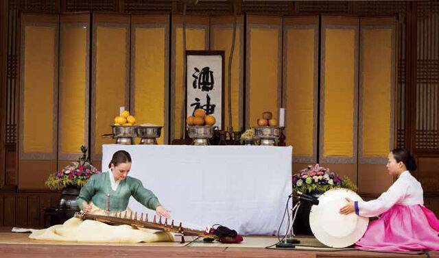 2013년 전주 세계소리축제 행사에서 조세린이 주신(酒神) 앞에서 가야금산조를 연주하고 있다. (사진 조세린 제공).