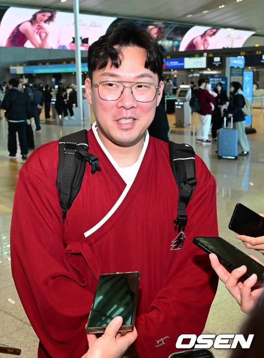 [OSEN=인천공항, 최규한 기자] 프로야구 키움 히어로즈가 2026 시즌을 준비하기 위해 22일 오전 대만 가오슝으로 출국했다.키움은 22일부터 3월 7일까지 총 45일간 대만 가오슝에서 2026시즌을 위한 스프링캠프에 돌입한다. 이번 캠프에는 설종진 감독을 포함한 코칭스태프 12명과 선수 48명 등 총 60명이 참가한다.키움 안치홍이 취재진과 질의응답 시간을 갖고 있다. 2026.01.22 / dreamer@osen.co.kr