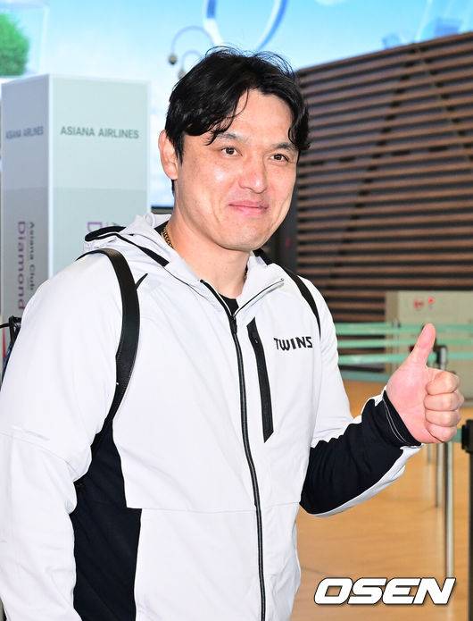 [OSEN=인천공항, 최규한 기자] 프로야구 LG 트윈스가 22일 오후 2026 시즌을 준비하기 위해 22일 오후 인천공항을 통해 미국으로 출국했다.LG는 오는&nbsp;25일부터&nbsp;2월&nbsp;22일까지 미국 애리조나에&nbsp;스프링캠프를 꾸리고 염경엽&nbsp;감독과&nbsp;코칭스태프&nbsp;18명,&nbsp;주장 박해민을 비롯한 선수&nbsp;40명이 담금질에 나선다.LG 박동원이 출국을 앞두고 인사를 전하고 있다. 2026.01.22 / dreamer@osen.co.kr
