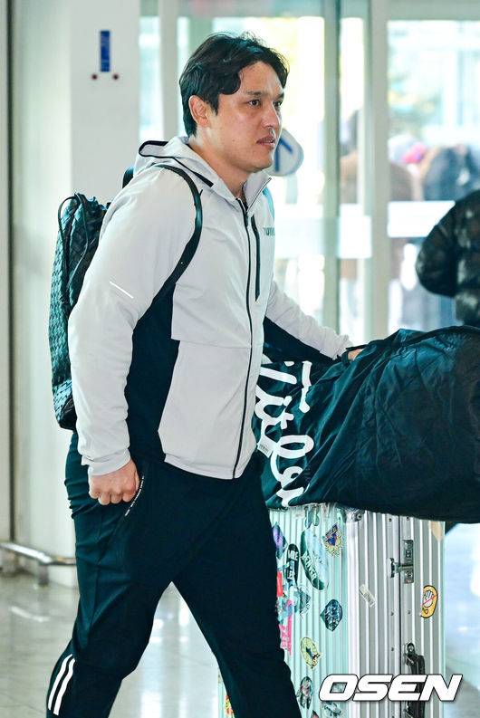 [OSEN=인천공항, 최규한 기자] 프로야구 LG 트윈스가 22일 오후 2026 시즌을 준비하기 위해 22일 오후 인천공항을 통해 미국으로 출국했다.LG는 오는 25일부터 2월 22일까지 미국 애리조나에 스프링캠프를 꾸리고 염경엽 감독과 코칭스태프 18명, 주장 박해민을 비롯한 선수 40명이 담금질에 나선다.LG 박동원이 출국장에 들어서고 있다. 2026.01.22 / dreamer@osen.co.kr