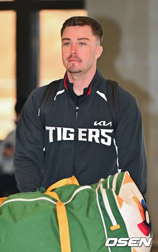 [OSEN=김포공항, 박준형 기자] 2026시즌 스프링캠프 나서는 KIA 코칭스태프와 외국인 선수들이 22일 김포국제공항을 통해 일본 아마미오시마로 출국했다. 지난해 미국 캘리포니아 어바인에서 훈련했던&nbsp;KIA는 일본 가고시마현의 외딴섬인 아마미오시마로 1차 훈련지로 정했다. 심재학 KIA 단장은 “미국에서 훈련해서 원하던 결과를 얻지 못했다”면서 “시차 등을 고려해도 일본이 낫다고 평가했다. 현지 실사를 했을 때 훈련에만 집중하기 딱 좋은 환경이었다”고 밝혔다.&nbsp;KIA 데일이 출국장으로 들어서고 있다.       2026.01.22 / soul1014@osen.co.kr