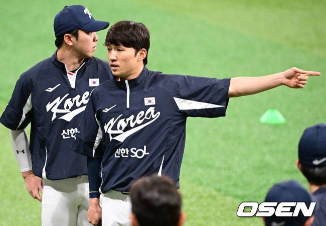 [OSEN=고척, 조은정 기자]류지현 감독이 이끄는 야구 대표팀이 7일 고척스카이돔에서 훈련을 진행했다. 대표팀은 오는 8일과 9일 고척스카이돔에서 열리는 2025 K-베이스볼 시리즈 체코 대표팀과의 2경기를 시작으로 15일과 16일 양일에 걸쳐 도쿄돔에서 일본 대표팀과 2경기를 치른다. 야구 대표팀 박해민이 미팅을 주도하고 있다. 2025.11.07 /cej@osen.co.kr