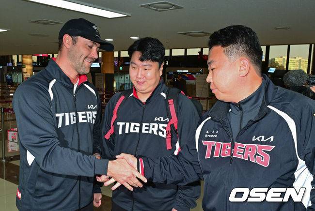 [OSEN=김포공항, 박준형 기자] 2026시즌 스프링캠프 나서는 KIA 코칭스태프와 외국인 선수들이 22일 김포국제공항을 통해 일본 아마미오시마로 출국했다. 지난해 미국 캘리포니아 어바인에서 훈련했던 KIA는 일본 가고시마현의 외딴섬인 아마미오시마로 1차 훈련지로 정했다. 심재학 KIA 단장은 “미국에서 훈련해서 원하던 결과를 얻지 못했다”면서 “시차 등을 고려해도 일본이 낫다고 평가했다. 현지 실사를 했을 때 훈련에만 집중하기 딱 좋은 환경이었다”고 밝혔다. KIA 이범호 감독과 네일이 인사를 나누고 있다.  2026.01.22 / soul1014@osen.co.kr