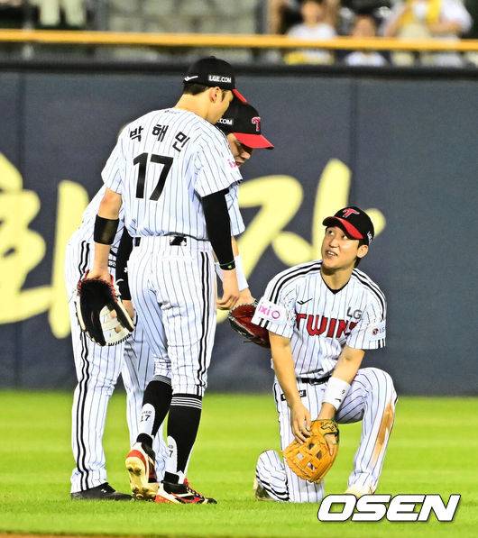 [OSEN=잠실, 지형준 기자] 31일 오후 서울 잠실구장에서 ‘2025 신한 SOL Bank KBO리그’ LG 트윈스와 KT 위즈의 경기가 열렸다. LG는 송승기, KT는 헤이수스가 선발로 나섰다. 4회초 LG 박해민이 KT 안치영의 중견수 플라이 타구를 처리하며 구본혁과 장난을 치고 있다. 2025.07.31 / jpnews@osen.co.kr