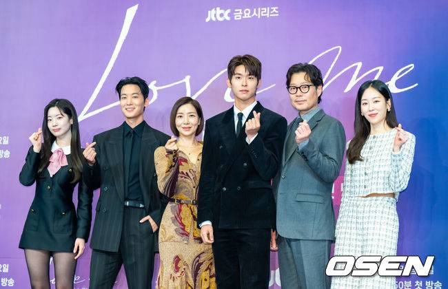 [OSEN=박준형 기자] 18일 오후 서울 신도림 드링크 서울에서 JTBC 새 금요시리즈 ‘러브 미’(연출 조영민/극본 박은영·박희권) 제작발표회가 진행됐다.'러브 미'는 내 인생만 애틋했던, 조금은 이기적이라 어쩌면 더 평범한 가족이 각자의 사랑을 시작하며 성장하는 이야기다로 이날 행사에는 조영민 감독과 배우 서현진, 유재명, 이시우, 윤세아, 장률, 다현이 참석했다. 출연배우들이  포즈를 취하고 있다.  2025.12.18 / soul1014@osen.co.kr